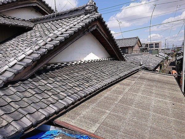 下屋根と瓦屋根全体